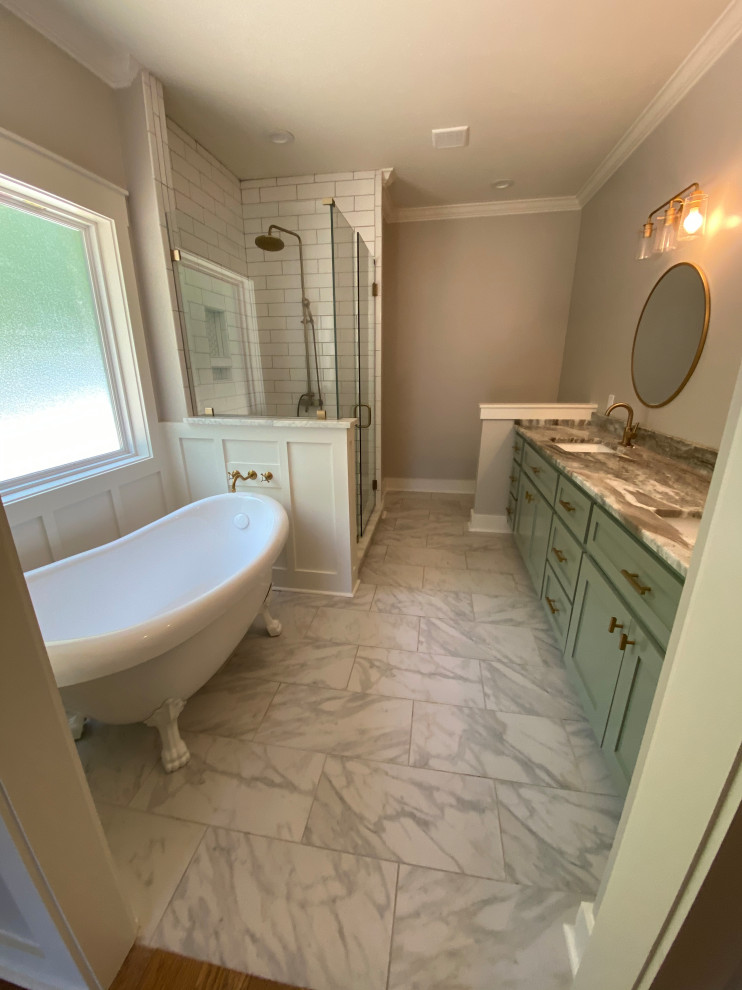 Idéer för att renovera ett stort lantligt grå grått en-suite badrum, med skåp i shakerstil, gröna skåp, ett badkar med tassar, våtrum, vit kakel, tunnelbanekakel, ett undermonterad handfat, marmorbänkskiva, dusch med gångjärnsdörr, grå väggar, skiffergolv och grått golv