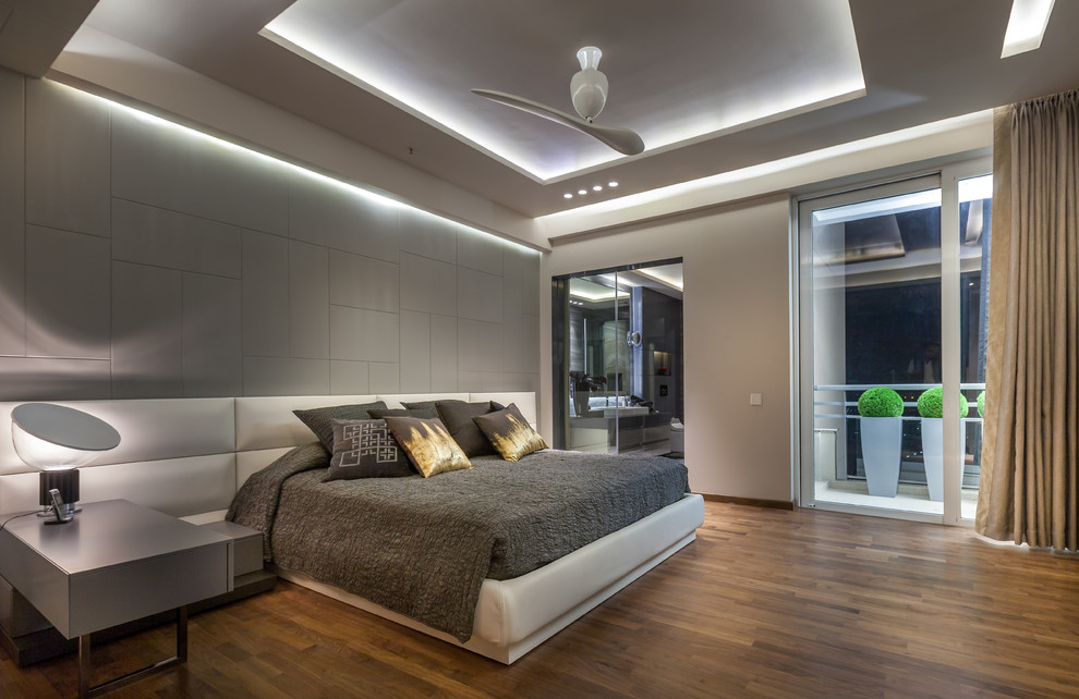 This is an example of a contemporary bedroom in Delhi.