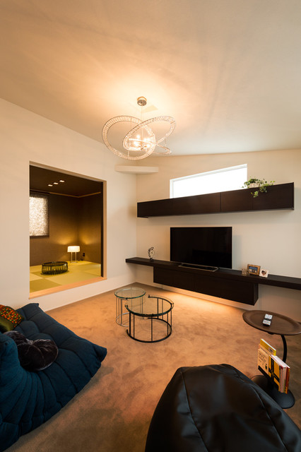 暮らしを彩るアイテムに囲まれた上質なデザインの家 modern-living-room
