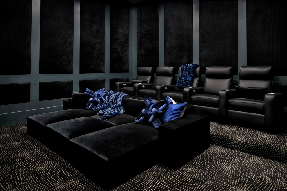 Cette photo montre une grande salle de cinéma chic fermée avec un mur noir, moquette et un sol noir.