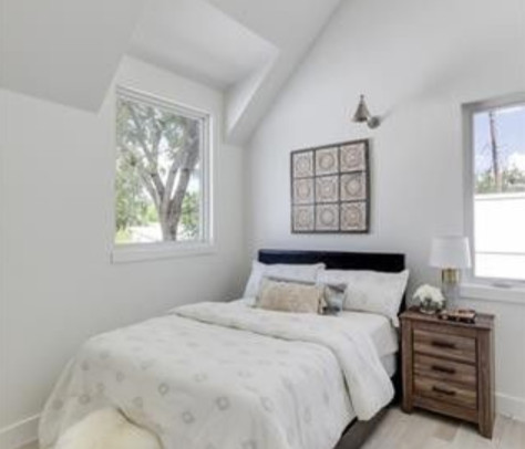 This is an example of a modern bedroom in Austin.