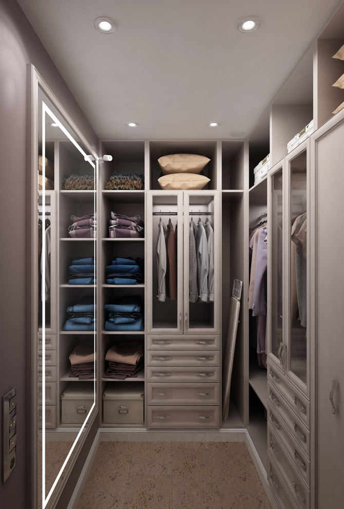 Под парусами. Гардеробная комната.