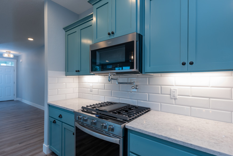 Kitchen - transitional kitchen idea in Portland