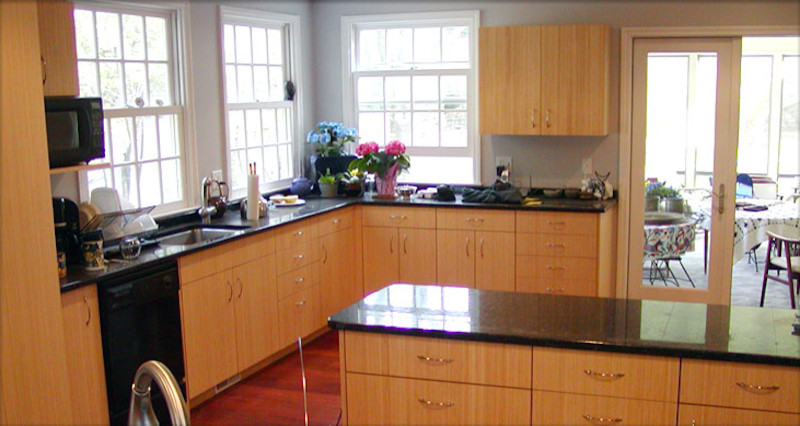 Kitchen - contemporary kitchen idea in Bridgeport