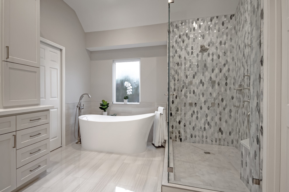 Стильный дизайн: большая главная ванная комната в стиле неоклассика (современная классика) с фасадами в стиле шейкер, серыми фасадами, душем в нише, разноцветной плиткой, мраморной плиткой, серыми стенами, полом из керамогранита, врезной раковиной, столешницей из искусственного кварца, белым полом, душем с распашными дверями, белой столешницей, тумбой под две раковины, встроенной тумбой и панелями на стенах - последний тренд