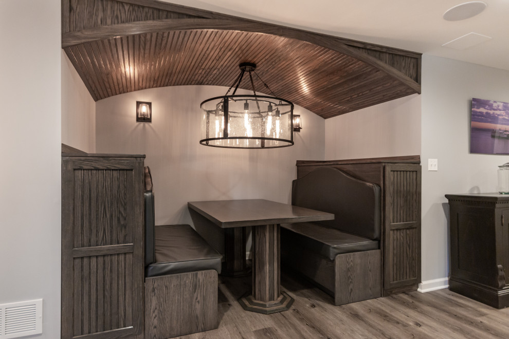 Idee per una taverna tradizionale seminterrata di medie dimensioni con pareti beige, pavimento in vinile e pavimento marrone