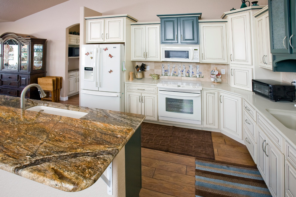 Kitchen - transitional kitchen idea in Denver