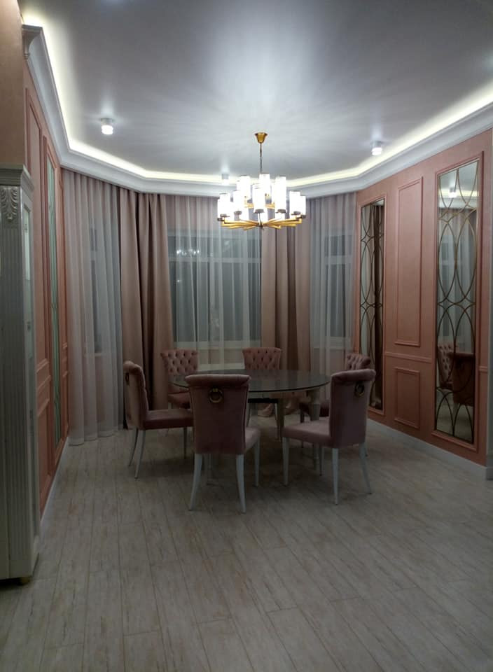 Кухня и гостиная с витринами