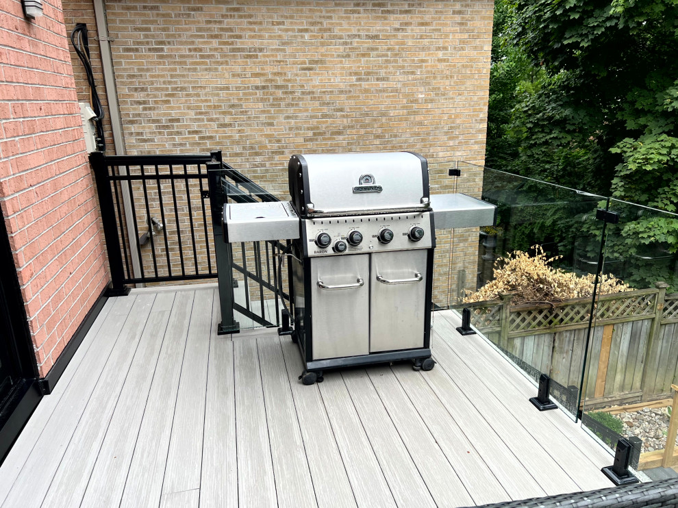 Inspiration for a modern deck remodel in Toronto