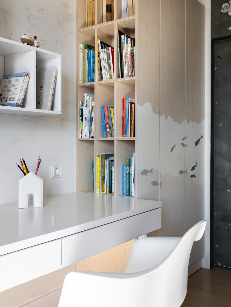 Aménagement d'une chambre neutre de 4 à 10 ans scandinave de taille moyenne avec un bureau, un mur blanc et un sol en vinyl.