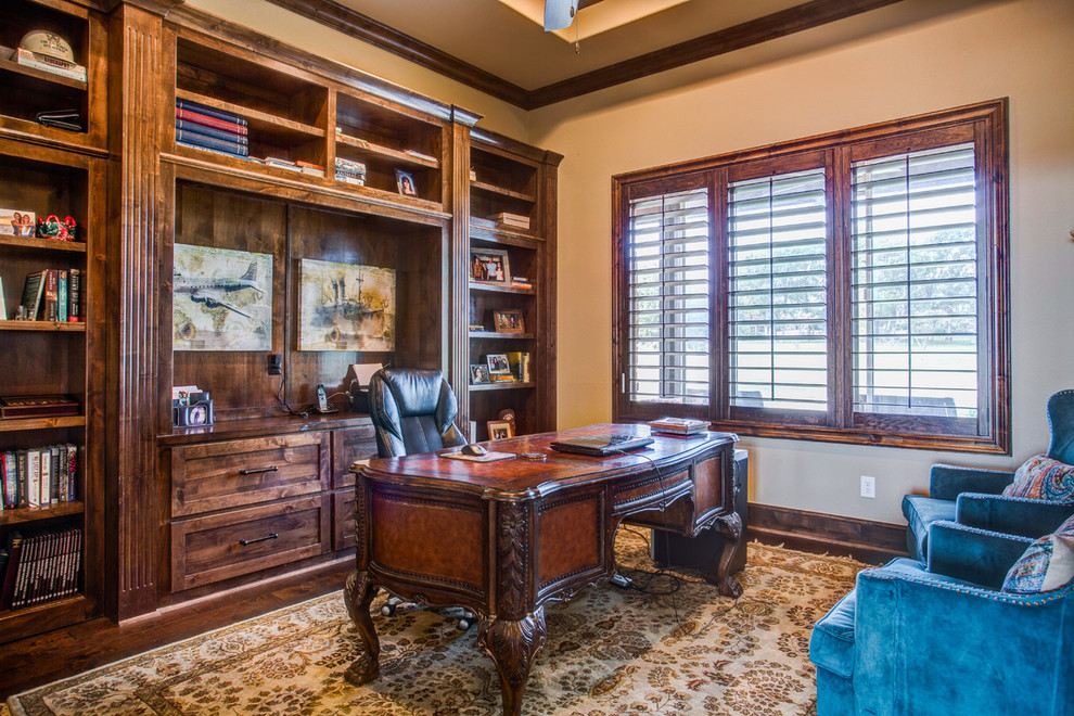 Inspiration for a traditional home office in Dallas.