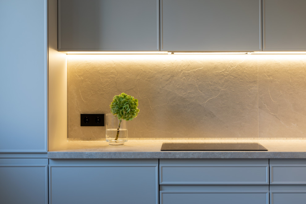 Монохромная кухня до потолка с интересными решениями