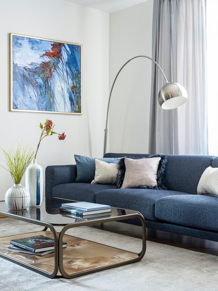 Свежая идея для дизайна: большая парадная гостиная комната в современном стиле с серыми стенами, паркетным полом среднего тона, зоной отдыха, коричневым полом и синим диваном - отличное фото интерьера