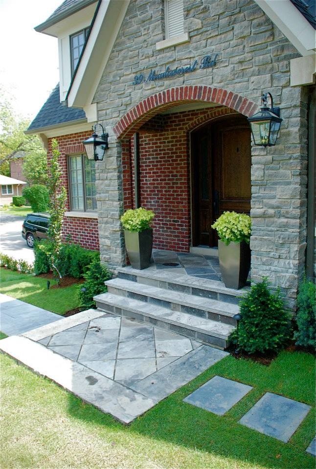 Photo of a contemporary front yard garden in Toronto with a garden path and natural stone pavers.