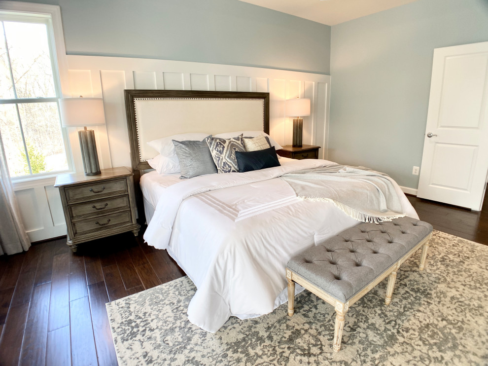 Foto de dormitorio principal clásico renovado extra grande sin chimenea con paredes azules, suelo de madera oscura, suelo marrón, bandeja y boiserie