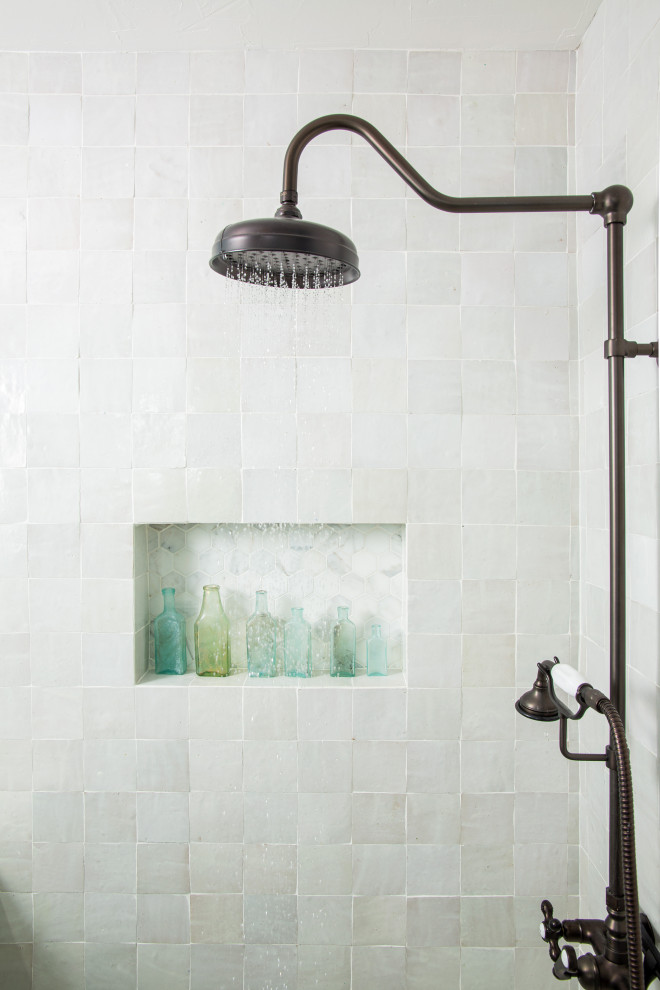 Ispirazione per una stanza da bagno con doccia eclettica di medie dimensioni con doccia ad angolo