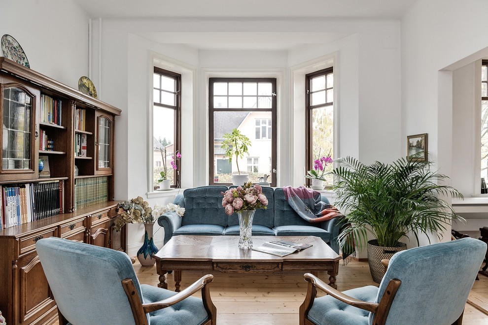 Exempel på ett litet klassiskt avskilt allrum, med vita väggar, ljust trägolv och beiget golv