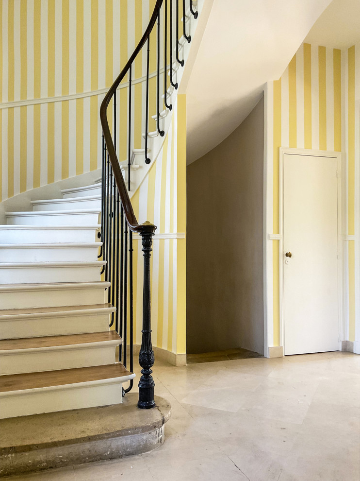 Ispirazione per un ingresso o corridoio con pareti gialle