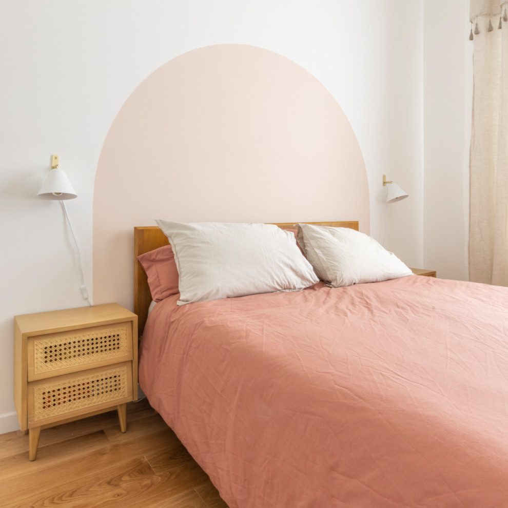 Источник вдохновения для домашнего уюта: хозяйская спальня среднего размера, в белых тонах с отделкой деревом в скандинавском стиле с белыми стенами и светлым паркетным полом