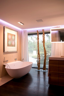 Badgestaltung mit Naturstein - Wände und Boden in warmen cremefarbenen