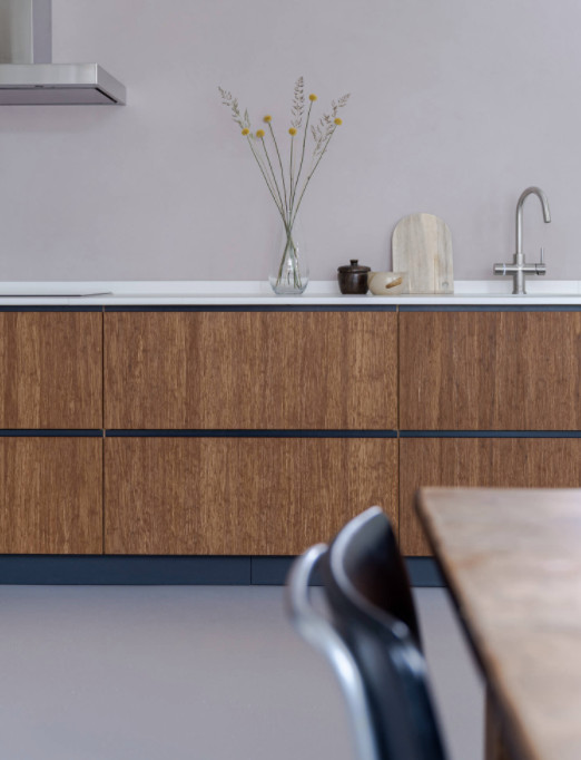 Mittelgroße Moderne Wohnküche ohne Insel in L-Form mit flächenbündigen Schrankfronten und braunen Schränken in Auckland