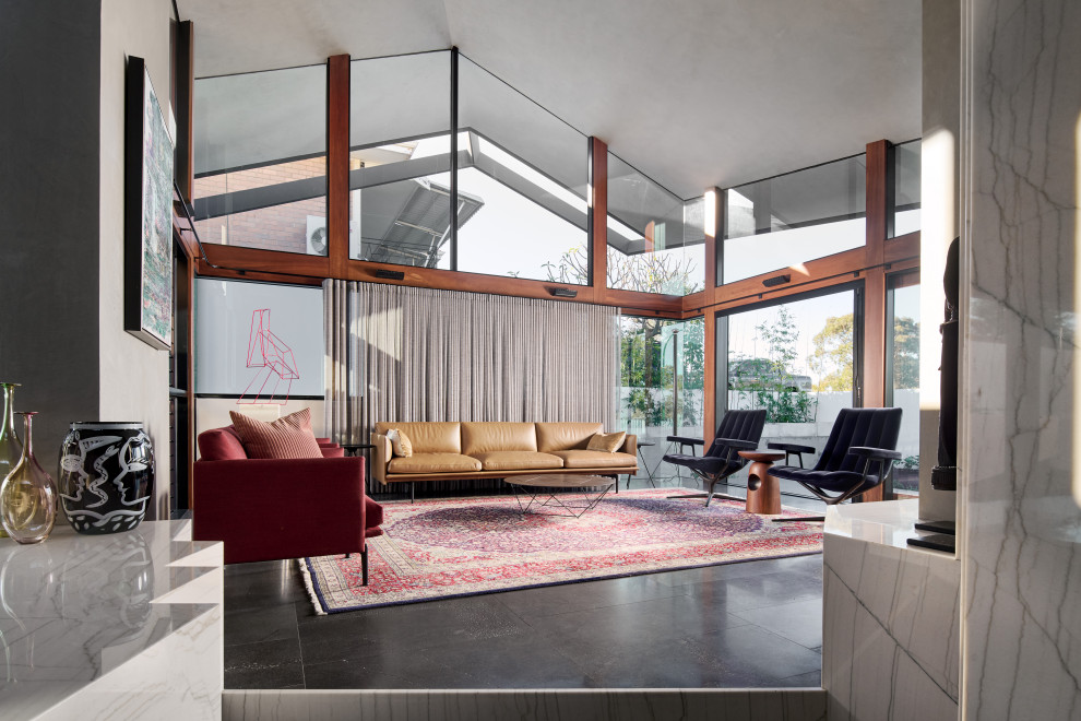 Großes, Fernseherloses, Offenes Modernes Wohnzimmer mit grauer Wandfarbe und gewölbter Decke in Perth