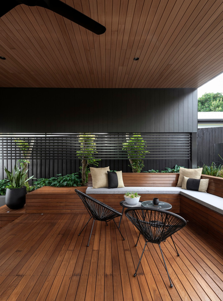 Design ideas for a contemporary deck in Brisbane.