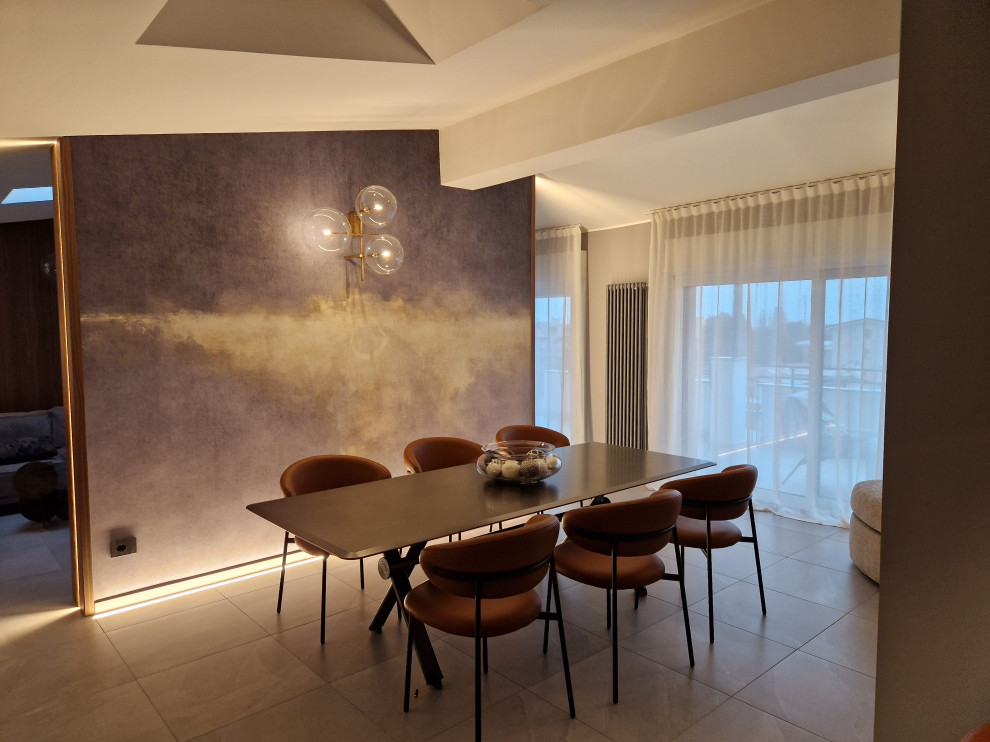 Immagine di una grande sala da pranzo aperta verso il soggiorno contemporanea con pareti grigie, pavimento in gres porcellanato, pavimento grigio e carta da parati