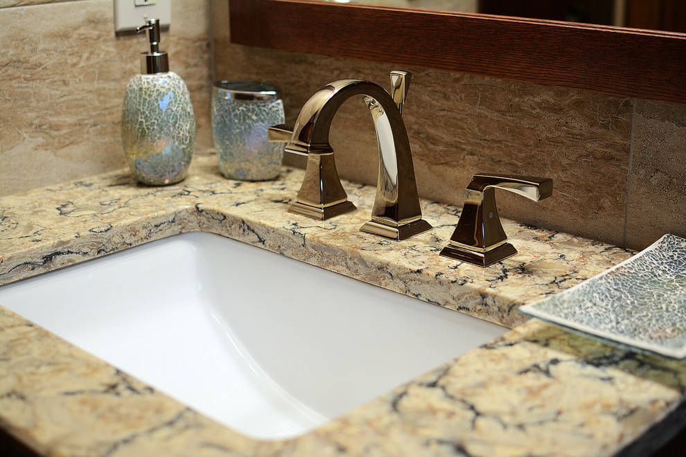 Example of a mountain style home design design in Tampa