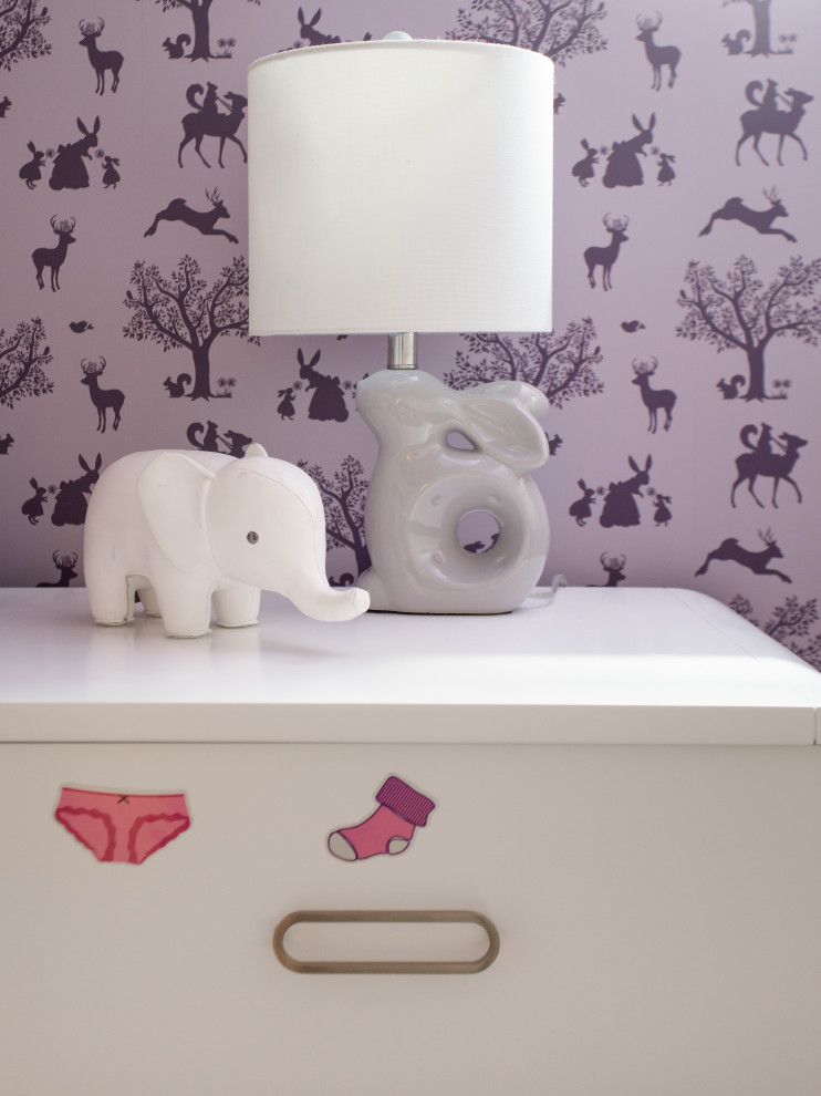 На фото: маленькая комната для малыша в современном стиле с фиолетовыми стенами, светлым паркетным полом, белым полом, потолком с обоями и обоями на стенах для на участке и в саду, девочки с