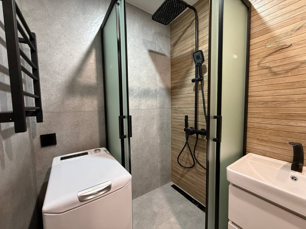 Метро Большевиков, Дом 1960 года постройки.