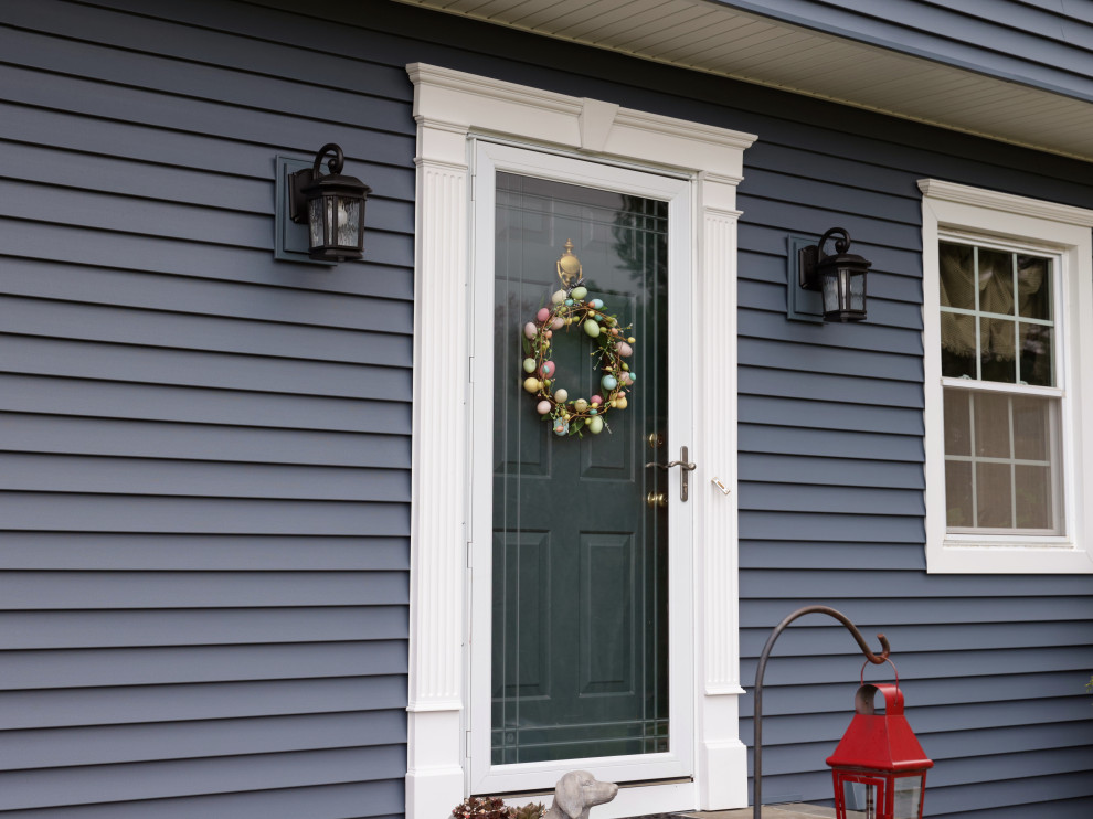 Inspiration for a traditional blue exterior in Newark with vinyl siding and clapboard siding.