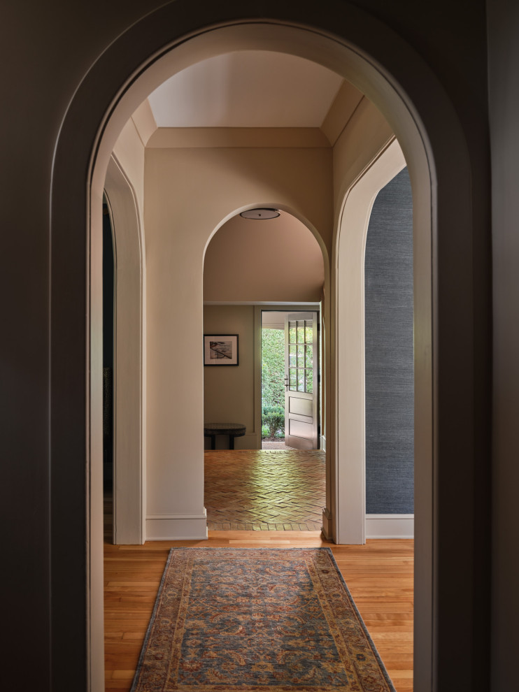 Example of a transitional hallway design in Ottawa