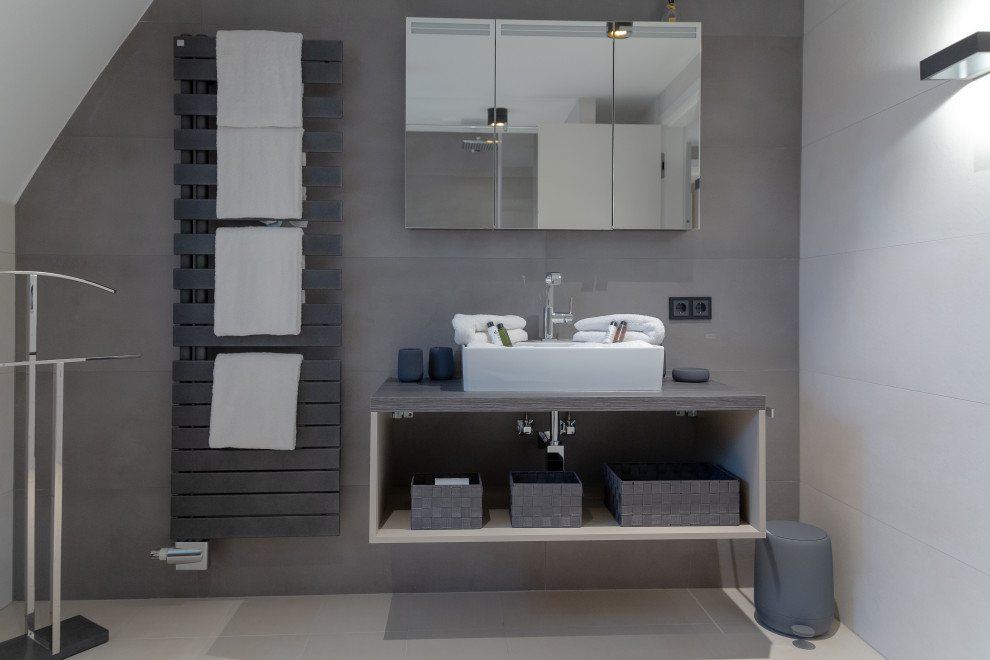 На фото: главная, серо-белая ванная комната среднего размера в стиле кантри с угловым душем, настольной раковиной и тумбой под одну раковину с