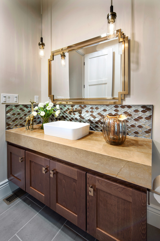 Inredning av ett klassiskt mellanstort gul gult badrum med dusch, med skåp i shakerstil, bruna skåp, en toalettstol med separat cisternkåpa, brun kakel, glaskakel, beige väggar, klinkergolv i porslin, ett fristående handfat, bänkskiva i kvarts och grått golv