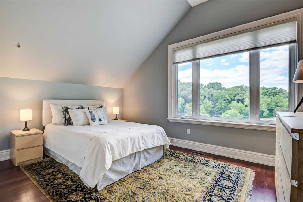Transitional home design photo in Toronto