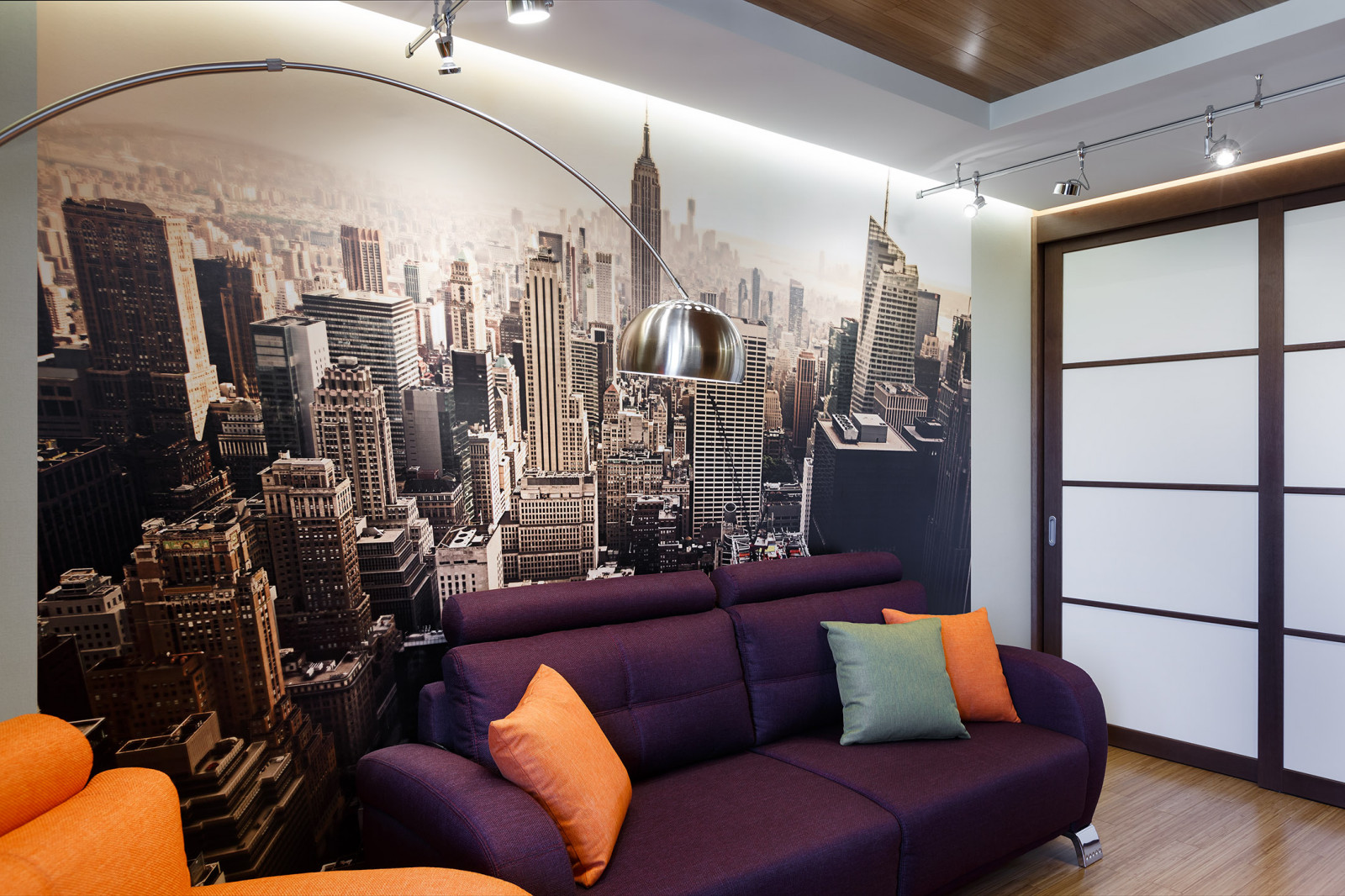 "Вокруг зеркальной колонны"