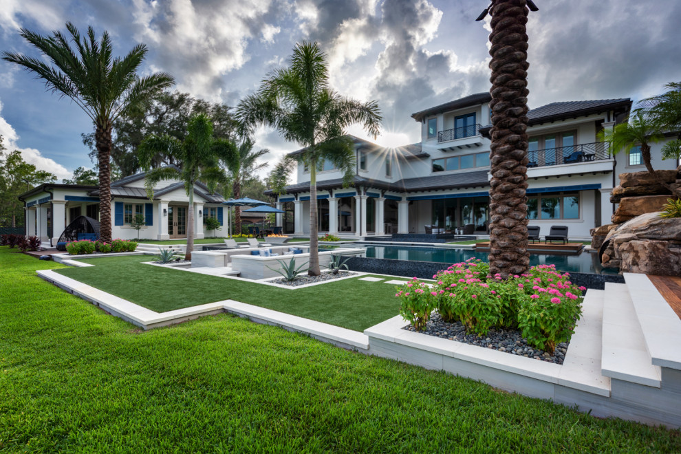 Großer Moderner Gartenweg hinter dem Haus mit direkter Sonneneinstrahlung und Betonboden in Tampa