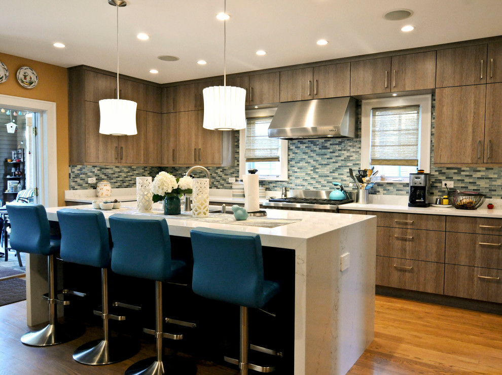 Example of a transitional kitchen design in Chicago