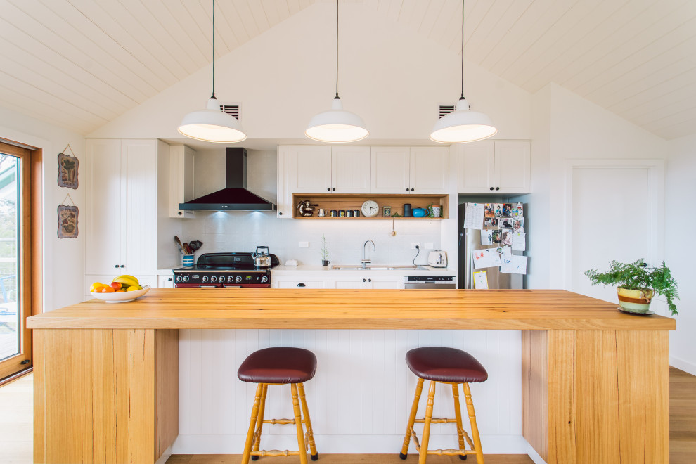 This is an example of a country kitchen in Hobart.