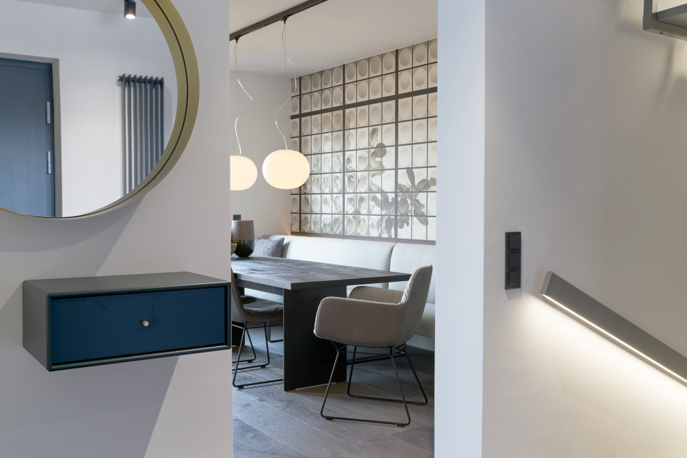 Offener Durchgang vom Flur zum außergewöhnlich gestalteten Essbereich