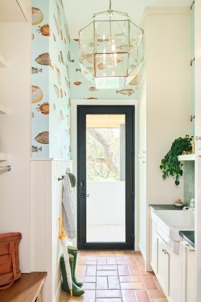 Example of a transitional entryway design in Austin