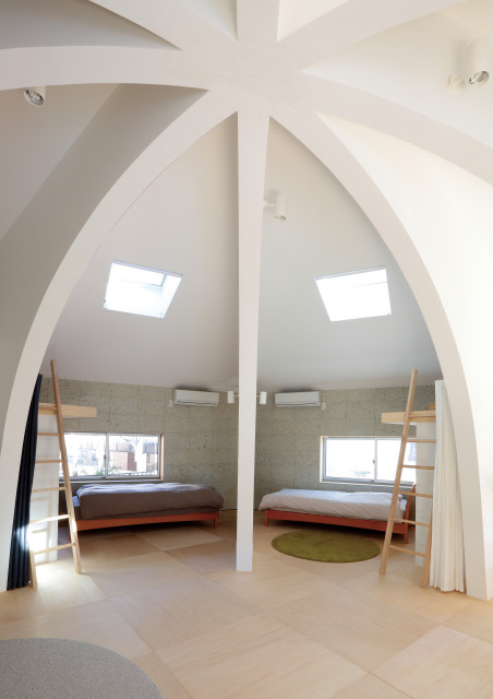 仕切りはドアではなくカーテンに skandinavisch-schlafzimmer