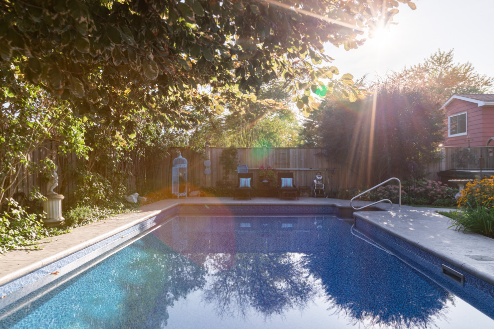 Mittelgroßer Moderner Pool hinter dem Haus in rechteckiger Form mit Pool-Gartenbau und Stempelbeton in Toronto