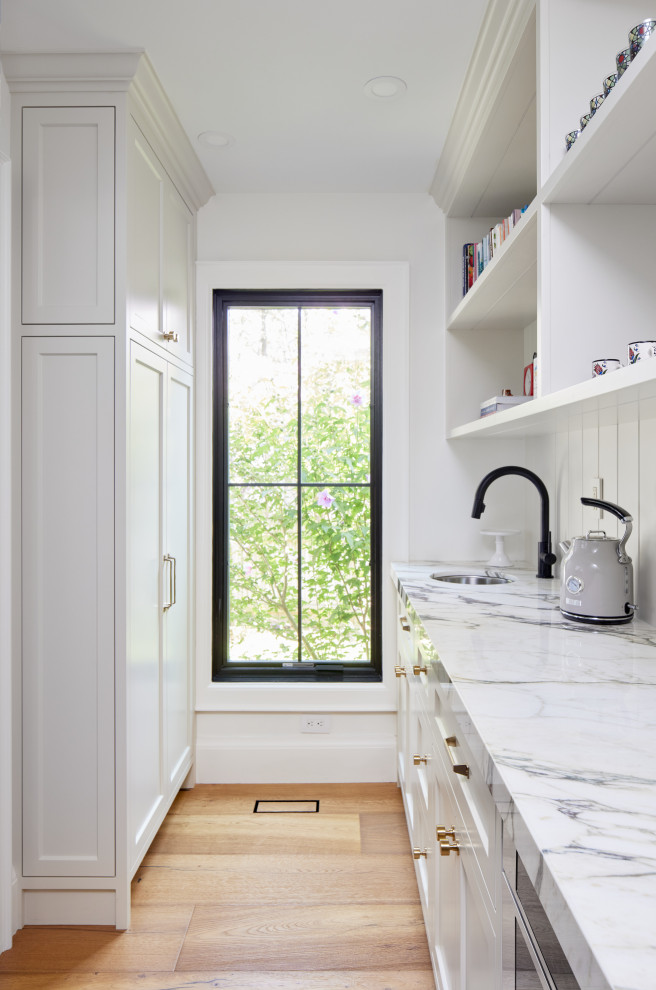 Transitional kitchen photo in Toronto