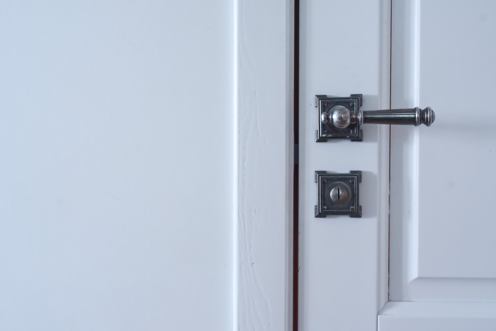 Перепланировка квартиры с радиальной фасадной стеной, авторская мозаика.