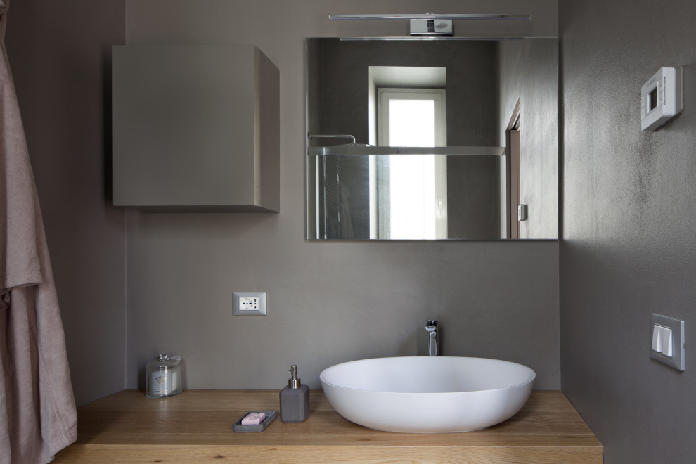 Inspiration för ett mellanstort funkis badrum, med öppna hyllor, en kantlös dusch, en toalettstol med separat cisternkåpa, betonggolv, ett fristående handfat, träbänkskiva, grått golv och dusch med gångjärnsdörr
