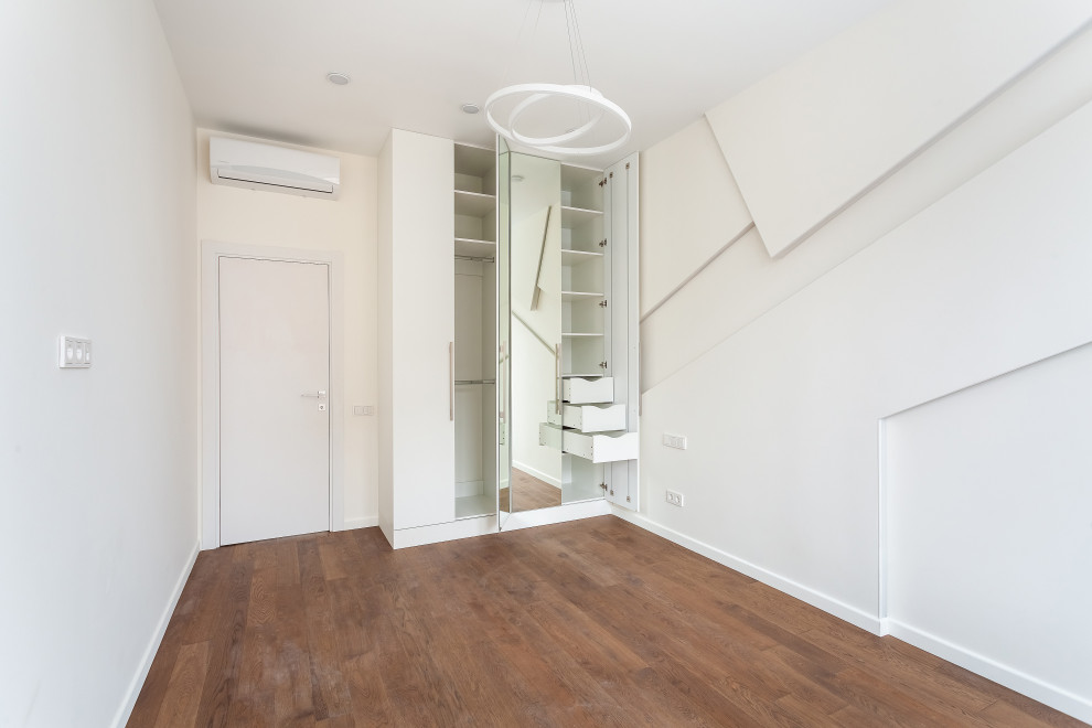 Белый шкаф с зеркальными фасадами выполнен в белом цвете