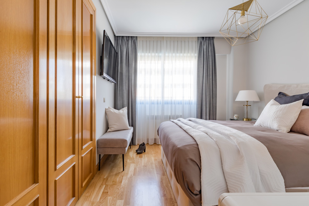 Пример оригинального дизайна: хозяйская спальня среднего размера в стиле модернизм с серыми стенами, паркетным полом среднего тона и коричневым полом