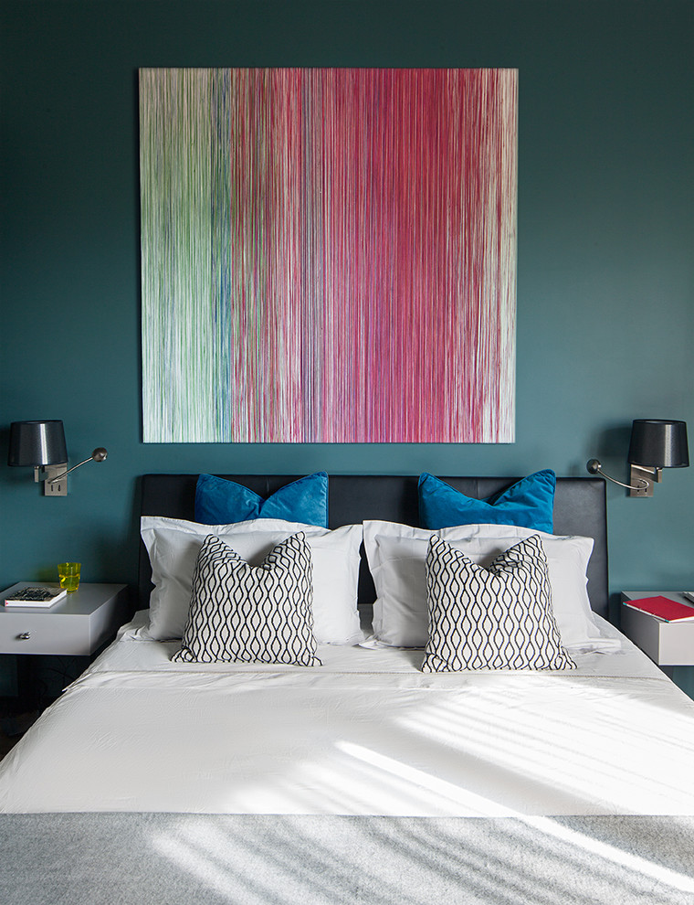 Esempio di una camera da letto minimal con pareti blu